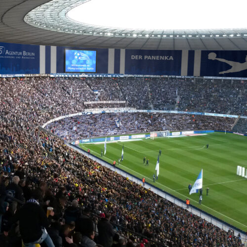 3D Konzept Visualisierung Olympiastadion Berlin, Konzept eines reines Fußballstadion, Ansicht mit Zuschauer.
